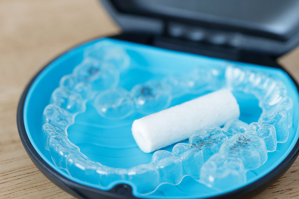 透明で目立たないマウスピース型矯正「インビザライン」